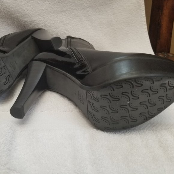 Posh all leather designer booties with faux zipper . - Picture 7 of 8